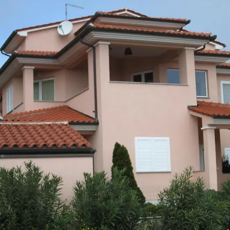 Apartments Villa Fernetich Premantura Exterior photo